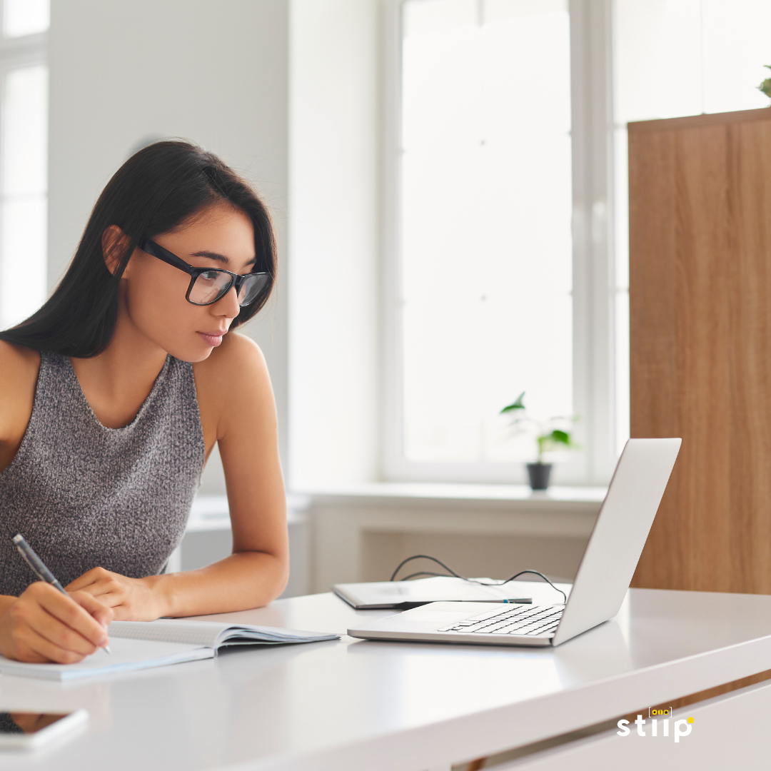 Immagine che rappresenta una ragazza che lavora al pc