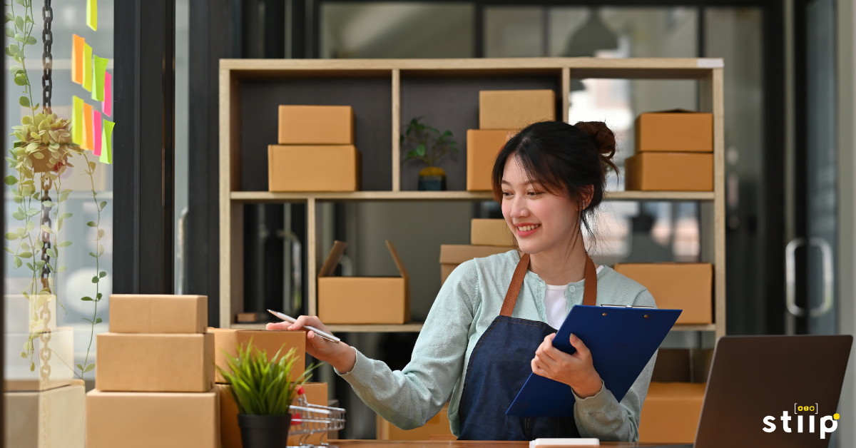 Immagine che rappresenta una ragazza al lavoro che fa dei pacchetti dopo aver venduto online i suoi articoli